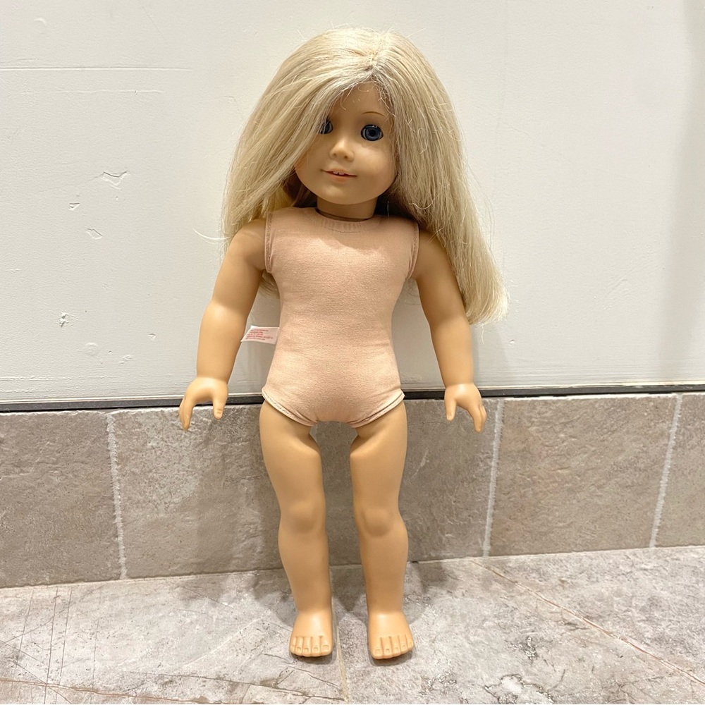 AMERICAN GIRL DOLL